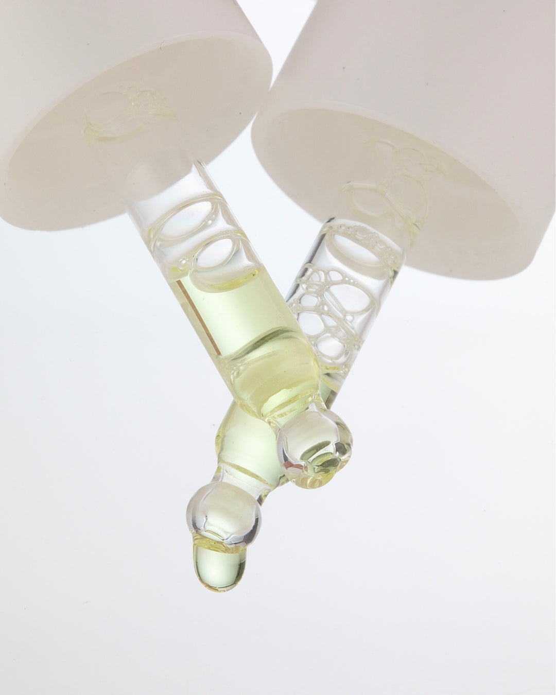gotero de serum para cejas mostrando textura del producto